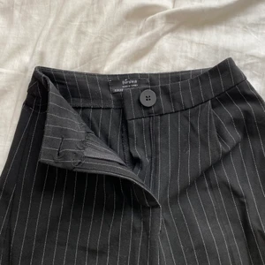 Randiga kostymbyxor strl 32 - Superfina randiga kostymbyxor från bershka. Jätte bra skick, säljer då som är för små. Säljer för 150kr + frakt. Skriv privat vid intresse eller frågor.✨❤️
