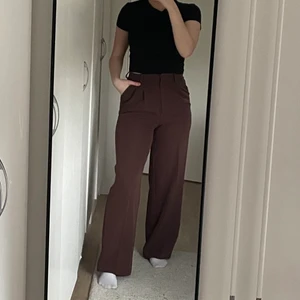 Breda kostymbyxor - Bruna snygga kostymbyxor med rak-modell från BikBok. Använda 1 gång, storlek 38. Köparen betalar frakt.