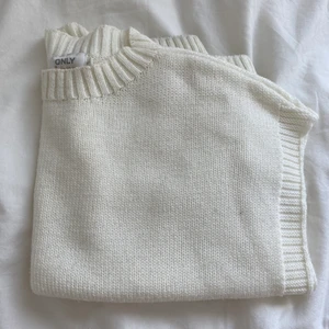 Vit stickad tröja strl s/m - Jättefin vit stickad tröja/t-shirt från Jeans bolaget. Jättebra skick! Säljer då den inte kommer till användning. Säljer för 150kr + frakt. Skriv privat vid intresse eller frågor!💖❤️‍🔥