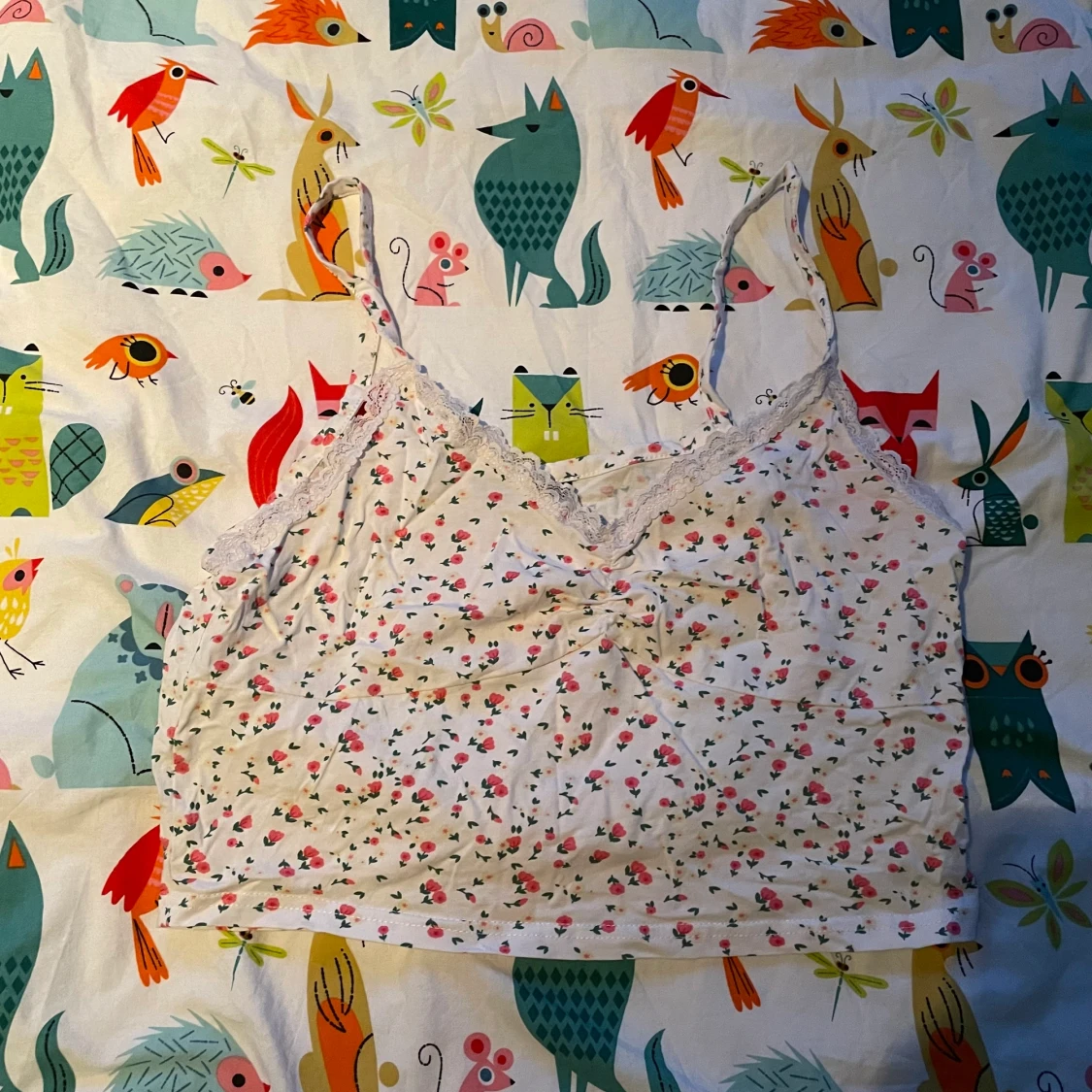 vit croptop med blommor