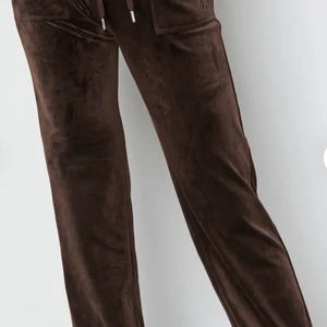 Juicy byxor  - Pris kan diskuteras, Helt nya juicy byxor från Nelly aldrig använda då jag inte gilla färgen så mycket , storlek är xxs men passar xs och s då dom va stora i storleken . Färgen är mörk som på de första bilderna,