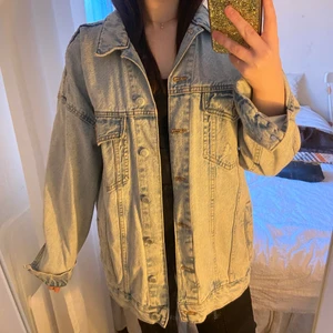 Oversize jeansjacka - En oversize jeansjacka från Bershka i en ljus färg. Är i storlek S och är oversize i modellen. Sitter oversize på mig som brukar ha 34/S den är även relativt lång så skulle passa någon som är längre än mig (är 160cm). I väldigt bra skick och använd ett fåtal gånger. Perfekt nu när våran snart närmar sig! 