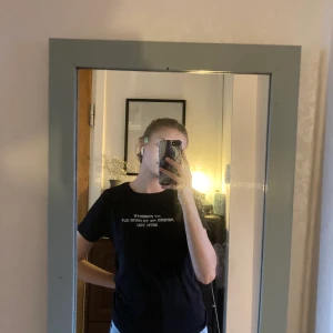 Svart tshirt - Svart T-shirt med tryck på. Från nakd, använd ett par gånger men är i fint skick. I storlek S✨