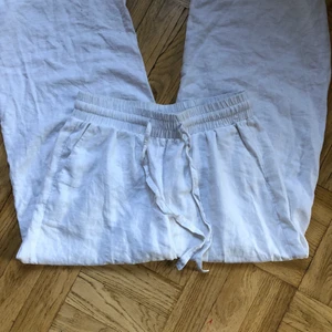 Linnebyxor  - Fina linnebyxor. Storlek M men sitter lågmidjat på mig som är S. HÖGSTA BUD 110+frakt. Avlutas på torsdag
