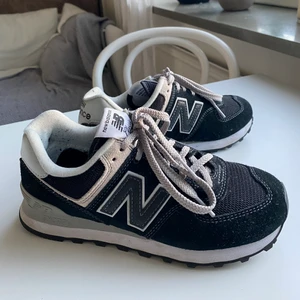 New Balance sneakers 574 - Trendiga New Balance sneakers, modell 574. Använda endast ett fåtal gånger, därav är skorna i mycket fint skick! Nypris: 1000 kronor. Säljer för: 350 kronor, eller högsta bud. Köparen står för frakten om sådan leverans är aktuell.