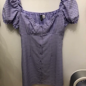 Klänning - Säljer denna klänning från hm💗Köptes i somras men den är oanvänd och inte riktig min stil. Storlek 40 men passar även 38. Kontakta för bättre bilder🥰 