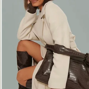 Ljus kappa  - En ljus kappa i superskick som är endast använd ca 5 ggr! Perfekt kappa till våren❤️ finns inte kvar i Bikboks lager!