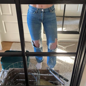 Mid-Rise jeans - Säljer dessa mid-Rise jeans från gina tricot som jag tyvärr vuxit ur! Köparen står för frakten 💓