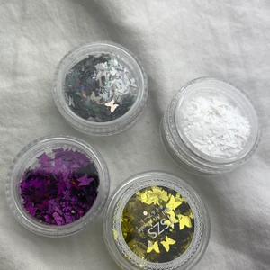 Nagel glitter  - Nagel dekor i form av super söta fjärilar, lila, silver, vit & guld. Alla köps tillsammans och går inte att köpa separat💚💚 säljer massa andra nagel grejer så kolla min sida!! 