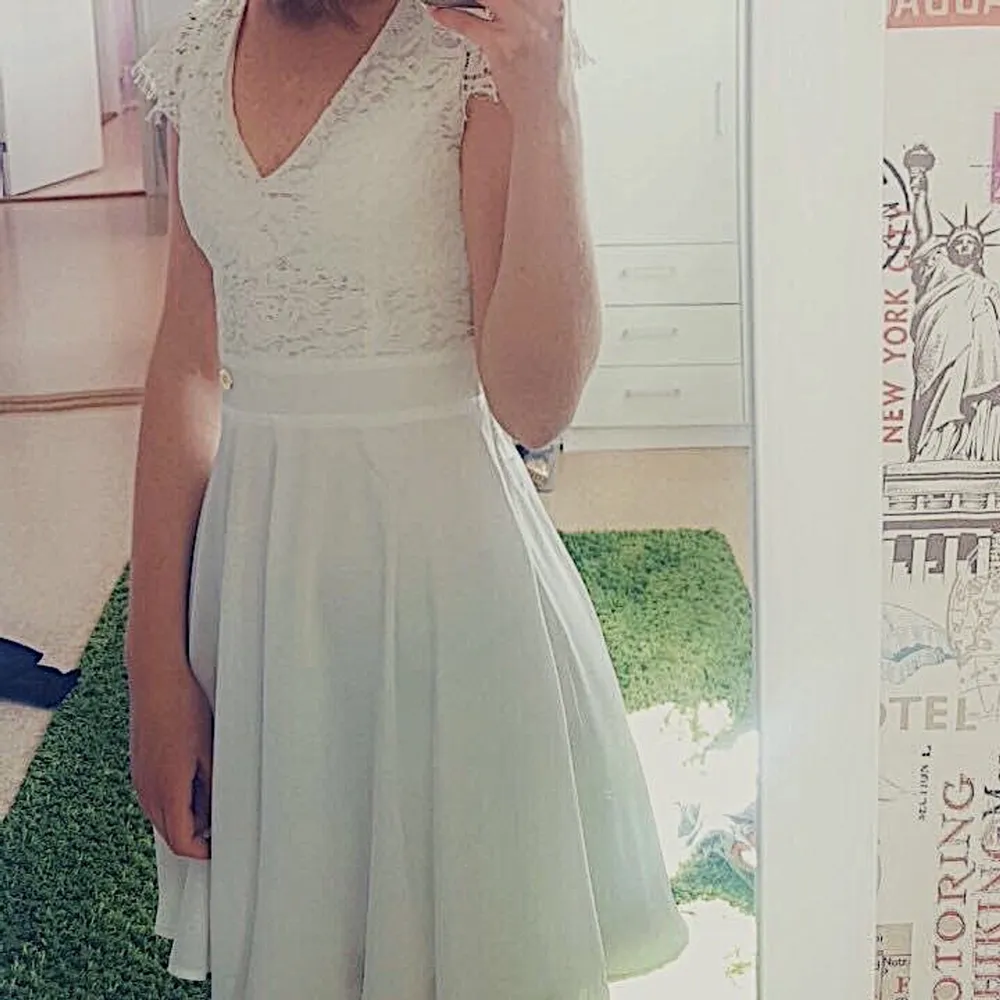 En vit klänning med spetsdetaljer som passar perfekt till studenten. Köpt på bubbelroom för 500kr, märket Chiara Forthi. Storlek XS. Använd bara en gång på en skolavslutning för nått år sedan. Skriv privat för mer info eller bilder😊💞. Klänningar.
