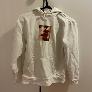 Vit hoodie med tryck  - Skitsnygg vit hoodie som jag tyvärr aldrig får användning för. Stl S! 