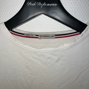 Moncler t-shirt - Säljer en Moncler t-shirt , som bara har legat i garderoben nu ett tag. Köparen står för frakten och betalningen kommer först då de är en väldigt dyr tröja 