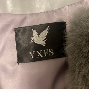 Garoff päls väst  - Säljer min garoff päls väst som jag köpte för 900 kr säljer eftersom att den aldrig kom till användning har använt den 2 gånger och den ser helt ny ut säljer för 500 men kan gå ner i pris köparen står för frakten den är i storlek xs men passar som S 