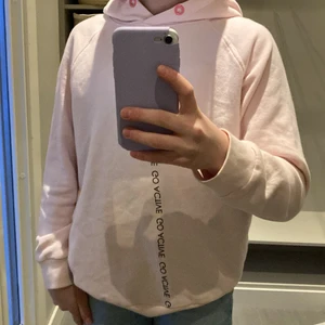 Hoodie - Lite oversise men sitter väldigt bra.Ganska gosig. Jag har använt den typ 2-4 gånger. Älskar den men brukar inte använda den.