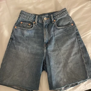 Bermuda shorts  - Jätte fina långa shorts från hm i storlek 32/xxs, ett par av mina favvoshorts men i väldigt fint skick:) säljer då dom har blivit försmå säljer för 90kr + frakt på 52kr så totalt 142kr<3 skriv privat om du har frågor (OBS möts bara upp dagtid)