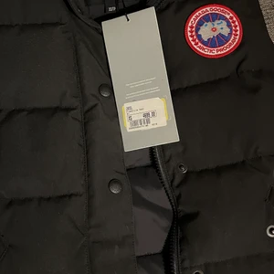 Canada goose väst  - Säljer nu min Canada goose väst, prislappen sitter kvar och använd några gånger. Köpt på johnells. Storlek xs men passar även S