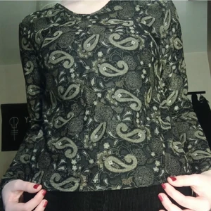 Paisely tröja från vero moda  - Fin tröja från vero moda. Storlek S 💕 första bilden lånad av förra säljaren🦋