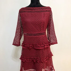 Vinröd klänning - ASOS storlek 44 - Mycket fin midi/mini klänning som endast är använd 2 gånger, i nyskick. Den passar perfekt till festligare evenemang och den är väldigt elegant på. Säljer för 179