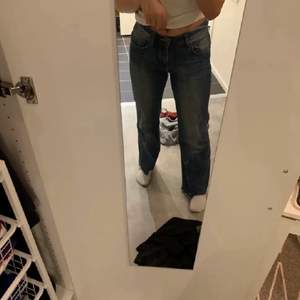 Låg midjade jeans i bra skick från Massimo Dutti. Jag är 175 på bilden 