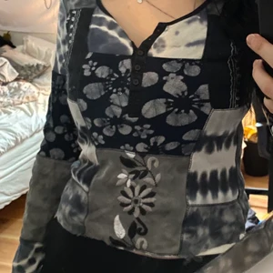 Henley/farfarströja från indiska - Tiedye & patchwork farfarströja från Indiska. Superfin! 