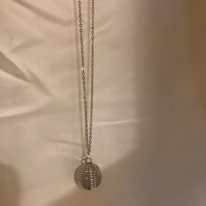 Rosenkvart halsband  - SKA VARA ÄKTA rosenkvart!   Rosenkvarten är inte i samma storlek  Ca 50 cm kedja   kedjans färg kanske inte är exakt som i bilden utan lite ljusare❤️  Kort med följs om kristallen!✨ du betalar med Swish