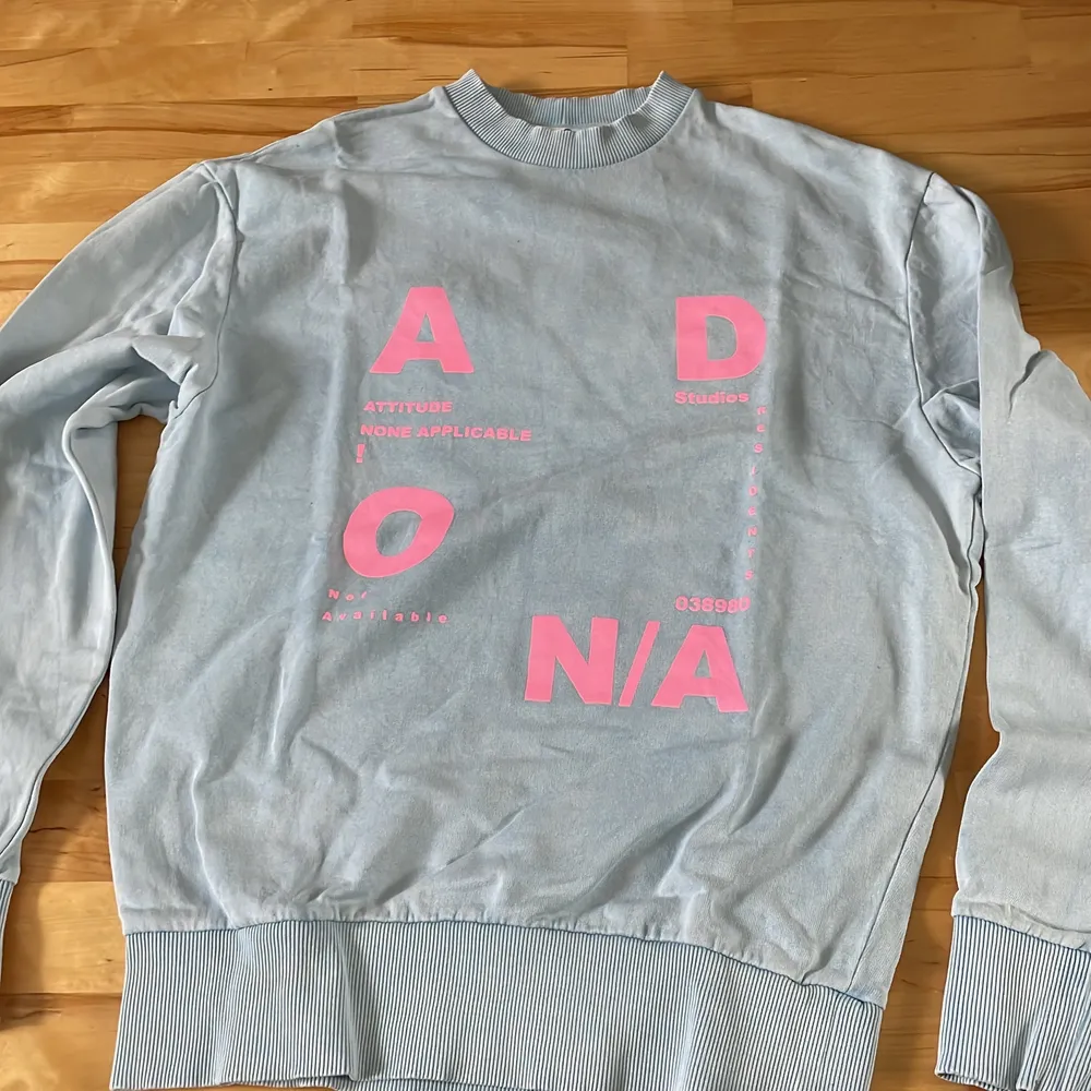 Sweatshirt från collusion med neonrosa text. Använd ett par gånger. Är oversized. Betalas via Swish. . Tröjor & Koftor.