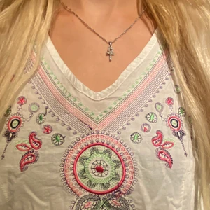 sommar topp med snörning - fina mönster å knappt använd, XS men passar även S