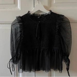 Zara blus  - Så fin blus från Zara som passar perfekt till fest! Köpt här på Plick men passade mig tyvärr inte då den är liten i storleken. Skulle säga att den passar någon xxs eller liten xs.  