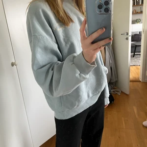 Sweatshirt - Säljer denna snygga blåa sweatshirt från GinaTricot!❣️ Storlek L vilket ger en oversized look. Säljer för 50kr+frakt❣️