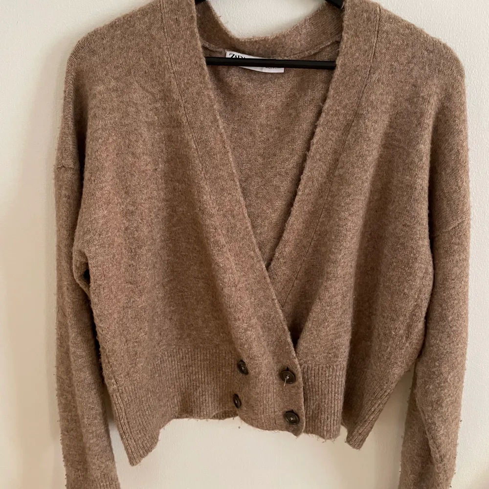 Super cosy and soft Zara sweater. Worn 2/3 times max. With 10% wool and 10% camel so extra soft and warm and with very nice acrylic buttons! Feel free to send a message for more info or price offers ☺️. Tröjor & Koftor.
