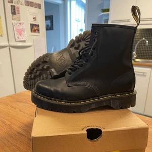 Dr Martens 1460 BEX i storlek 40 - Svarta dr Martens 1460 BEX i storlek 40 med skokartong i nyskick, använda ca 3 gånger. Köpta nya för 2200kr. 
