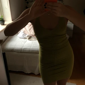 Klänning - Superfin klänning från H&M säljer p.g.a för liten. Färgen är grön med gulligt skimmer som på sista bilden.