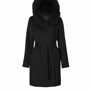 Hollies kappa - Säljer denna hollies kappa som köptes för lite mer än ett år sedan på hollies egna hemsida för 6798 kr. Jackan är sparsamt använd och är som ny! Den är i äkta päls och är i storlek 34, men passar även en s. Skriv gärna för mer bilder 🥰 köparen står för frakten!