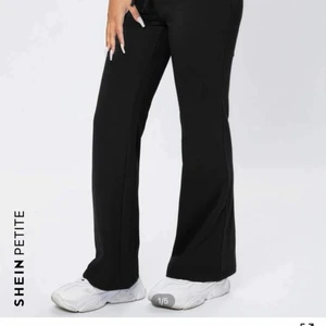 Utsvängda byxor - Säljer ett par helt nya byxor från shein i storlek M , petit så de är korta !!!KÖPDREN STÅR FÖR FRAKT!!!