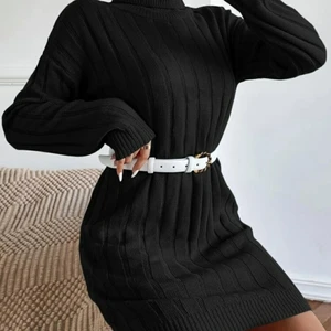 Polo ribbstickad tröja nyskick small - Säljer en jättehärlig ribbstickad "tröjklänning". Använd en gång. Polokrage. Ett MÅSTE denna årstid. Perfekt basplagg som går att kombinera med det mesta. Mjuk och behaglig. Säljer en likadan i beige. Passa på! Loppan behöver rensa ut i garderoben och en annan pingla behöver få njuta av denna gobit ✨🖤💅💯 Köparen står för frakten. 