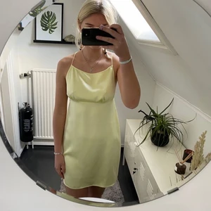 Klänning  - Jättefin neon gul klänning i materialet silke. Använd ett fåtal gånger. Passar perfekt till sommaren! 