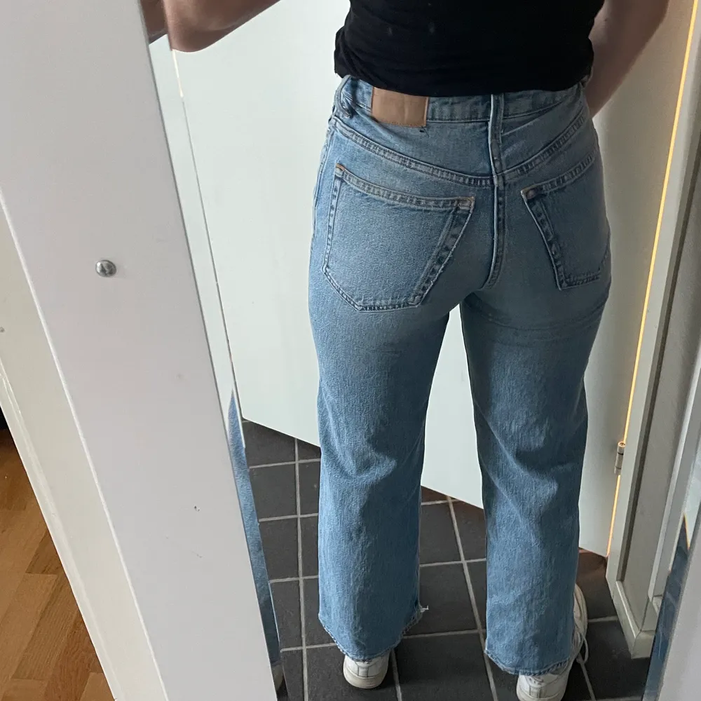 Säljer mina fina jeans från weekday som har blivit en aning för korta för mig! Dem är storlek 24 men skulle säga att de passar 25 och även en liten 26a.💕 Köparen betalar frakten och jag försöker svara så snabbt som möjligt!. Jeans & Byxor.