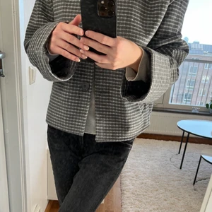 Rutig jacka - Säljer min helt oanvända jacka från NAKD i stl 32. Inköpspriset var 800kr