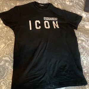 Dsquard2 T-shirt - Hej säljer min Dsquared2 T-Shirt på grund av att jag inte har en användning av den. Ny priset på tröjan är 1199 och är storlek 16 år!
