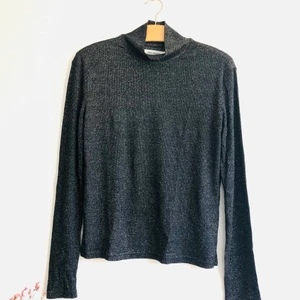 Glittrig polotopp!  - Oanvänd polotröja från Carin Wester. Väldigt mjuk och skön. 64% rayon, 34% polyester, 2% elastan