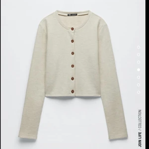 Zara kofta - En jättefin superhärlig  och mjuk kofta med knappar från zara! Aldrig använd med prislapp kvar❤️