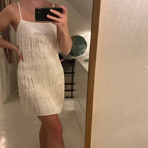 Studentklänning stl s - Helt oanvänd studentklänning, säljer då jag hittat en annan! Står stl s i men passar även en m💕 Skriv för fler bilder