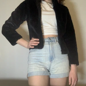 Jacka fuskpäls - Söt jacka i fuskpäls med drajkedja i gott skick, passar xs-s 💗