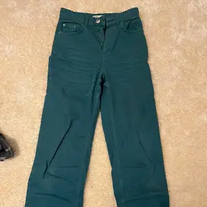 Säljer mina gröna jeans från ginatricot då den inte kommer till användning längre. Säljer för 200kr. Köpare står för frakten.