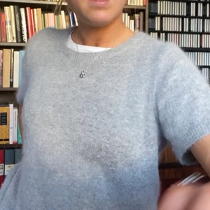 Kashmir t-shirt - Jätte fin Kashmir blend t-shirt från Line of Oslo, bra skick!! Kostar cirka 2000kr ny