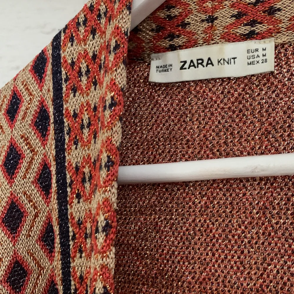 Lång mönstrad super snygg kofta från Zara i strl M. Passar både s och m beroende på hur man vill att den sitter på. Använd vid två tillfällen. Skit snygg att styla med boots kjol/shorts och en topp🧡nypris 1099. Tröjor & Koftor.