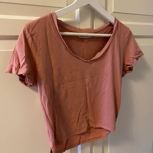 T-shirt  - Fin U-ringad tröja från bershka 