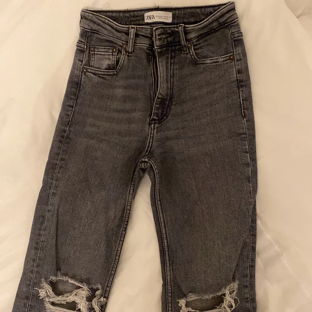 Så snygga zara jeans som aldrig blivit använda då de var för små. Är precis som nya! De är gråa med en sökts längst ned och håll vid knäna. Skriv om man vill ha fler bilder!😎🤪😍. Jeans & Byxor.
