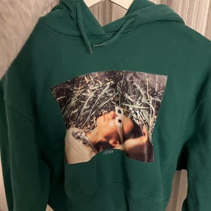 Hoddie  - Snygg hoddie från stay. Sparsamt använd och i bra skick. Köparen står för frakt🌸