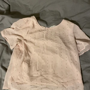 Paljett tröja 20kr.  - Säljer en rosa paljett tröja/blus, tyvärr har några av paljetterna åkt av. Men det syns bara om man kollar nära. Jätte fin annars. Strl 152, 11/12 år. 